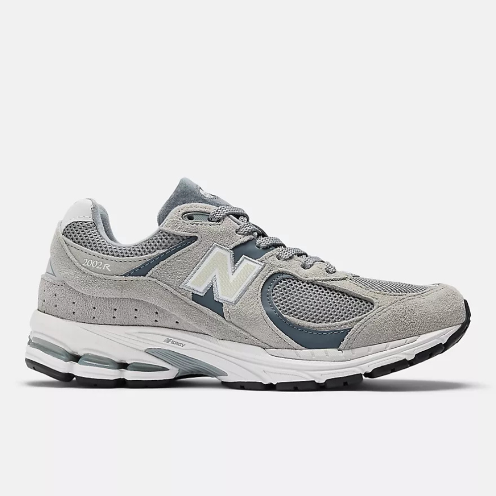 NB 2002R SNEAKERS