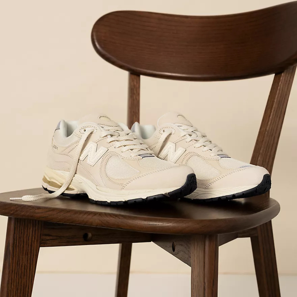 NB 2002R SNEAKERS