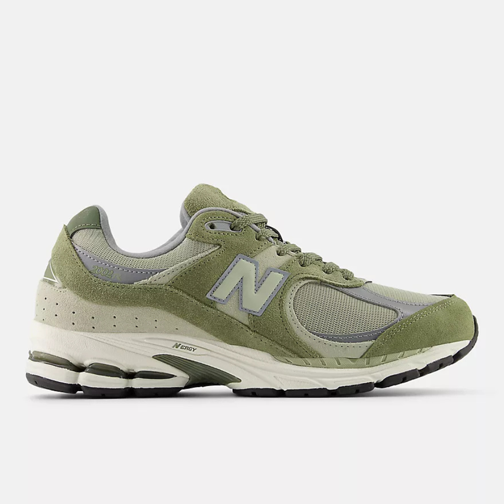 NB 2002R SNEAKERS